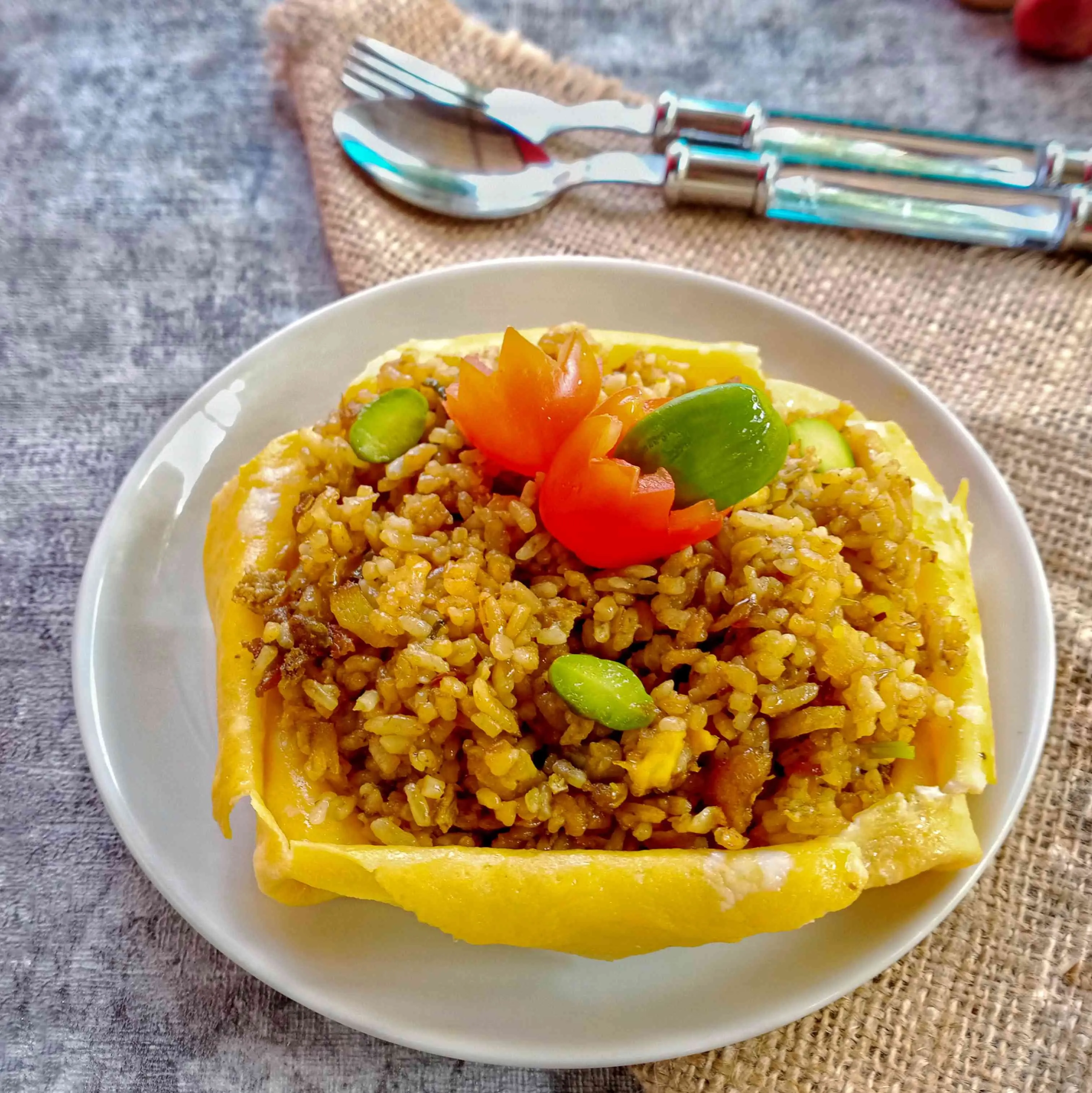 Ayam goreng lado mudo disajikan dengan nasi dan lalab