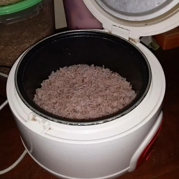 Cuci beras hingga bersih. Masuk ke dalam panci teflon, tambahkan air seujung jari tengah. Masak dengan magic com hingga matang.