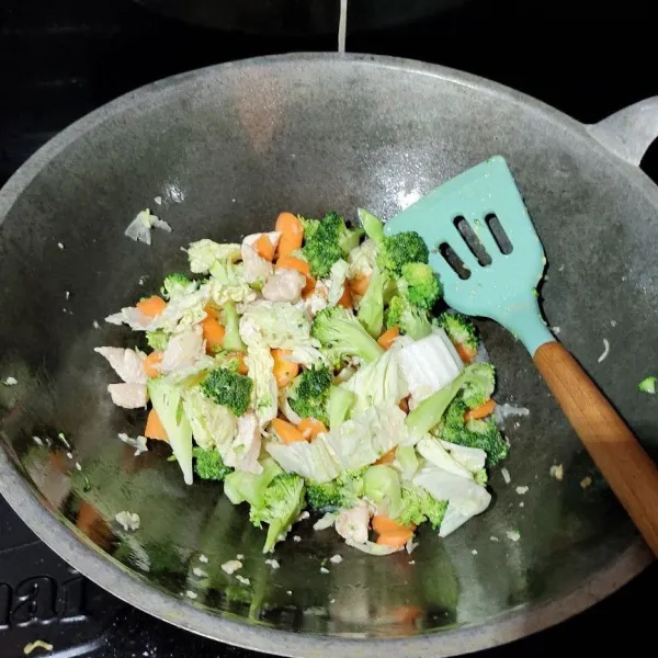 Tumis bawang putih dan bawang merah hingga harum, lalu masukan ayam dan masak hingga berubah warna. Tambahakan wortel dan sawi putih, masak hingga wortel setengah empuk lalu tambahkan brokoli.