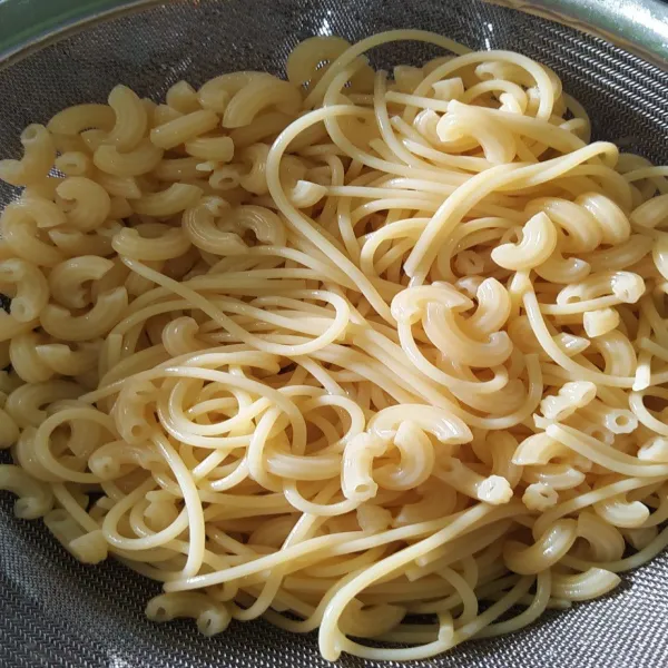 Rebus makaroni dan spaghetti selama 8 menit, lalu bilas dengan air. Tiriskan.