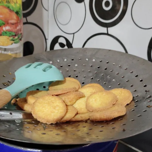 Iris tipis tofu lalu goreng hingga setengah kering kecoklatan. Masukan tofu ke dalam sayur lalu aduk rata. Tambahkan air dan larutan maizena. Aduk rata dan masak sebentar hingga kuah mengental. Sajikan.