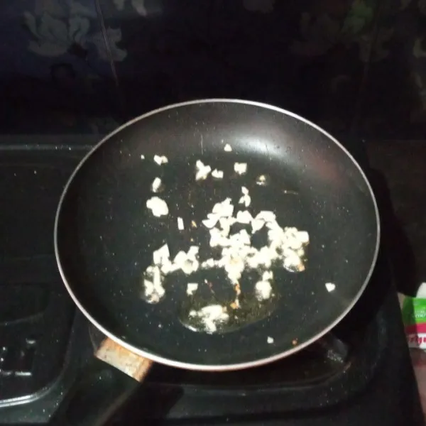 Tumis bawang putih dengan minyak bekas paprika hingga layu.