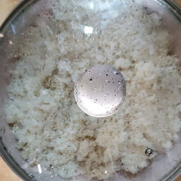 Aroni beras dengan garam dan air. Masak menggunakan api sedang, angkat.