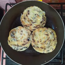 Panggang hingga kering kedua sisinya. Jika ingin disimpan di freezer, cukup dipanggang setengah matang. Setelah benar-benar dingin, kemas dalam plastik seal lalu simpan di freezer.