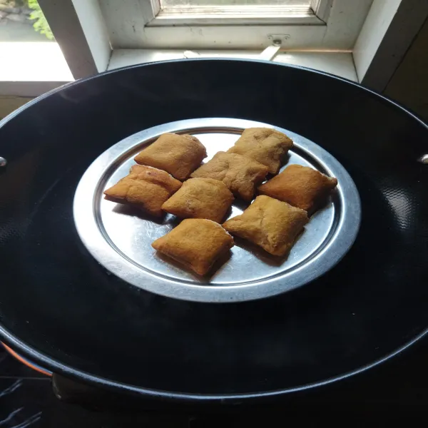 Masukkan adonan ke dalam tahu pong lalu kukus 15 menit. Angkat dan siap disajikan.