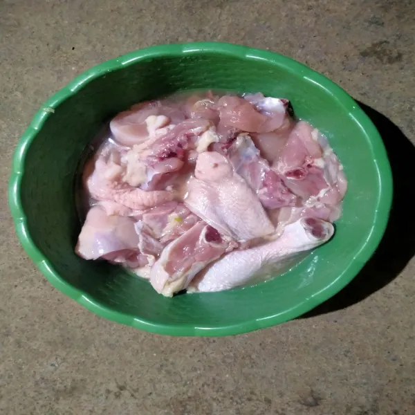 Campur ayam dengan bumbu marinasi. Diamkan 15 menit.