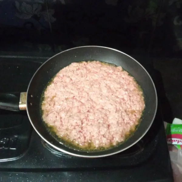 Masukkan daging giling, ratakan, masak selama 4 menit.