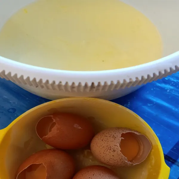 Pisahkan putih dengan kuning telur.