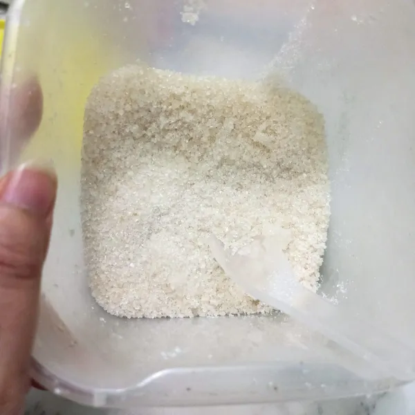 Ambil sejumput gula. Masukkan ke campuran nasi.