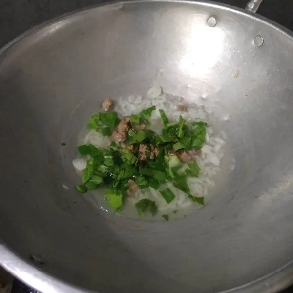 Masukkan hati ayam rebus dan pokcoy. Masak hingga matang dan lembek.