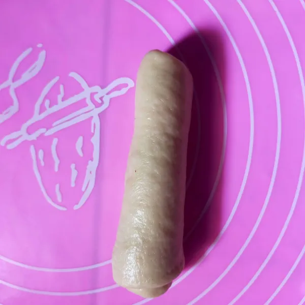 Bentuk adonan memanjang lonjong. Diamkan kembali selama 15 menit atau hingga mengembang.