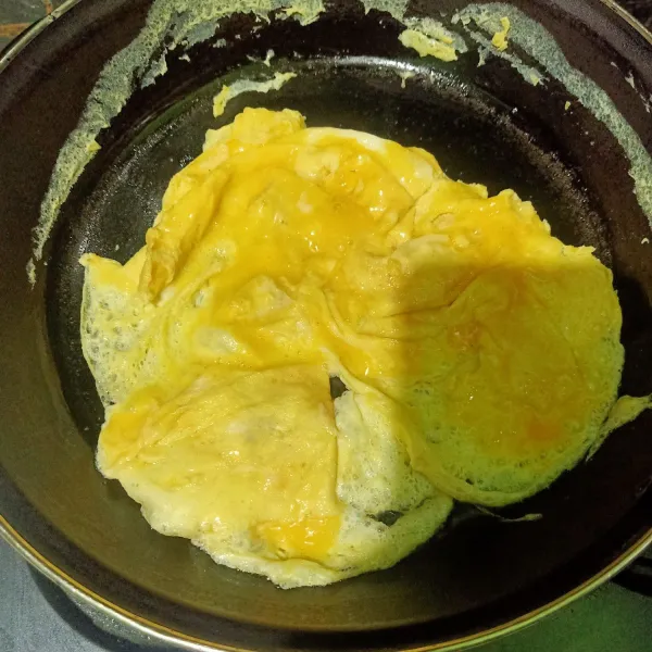 Siapkan wajan, beri minyak lalu masukkan telur kocok.