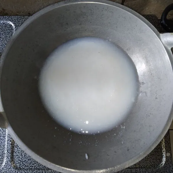 Blender halus nasi putih bersama air kaldu ayam, masak dengan api kecil.