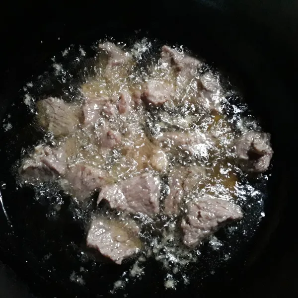 Kemudian goreng daging dengan kematangan sesuai selera, mau di buat basah atau kering.