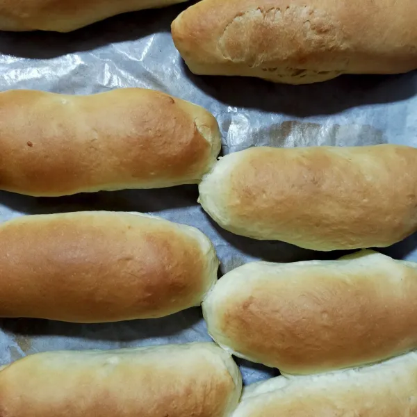 Panaskan oven di suhu 180 derajat celcius. Panggang selama 25 menit atau sesuai dengan oven masing-masing. Angkat dari oven dan selagi panas, oles dengan margarin.