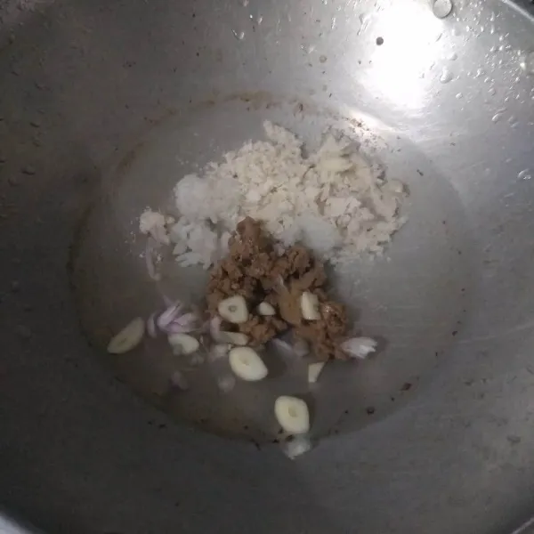 Sidihkan air, masukkan nasi putih, irisan bawang merah, bawang putih, dan hati ayam. Rebus hingga nasi lunak.