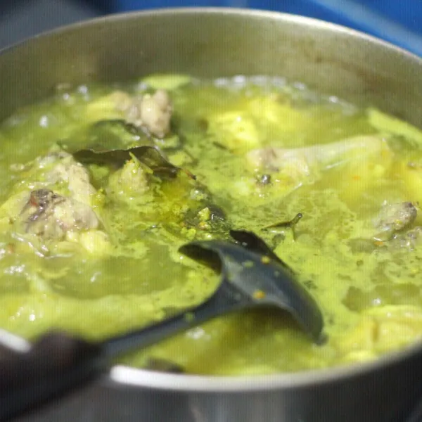 Masukkan bumbu yang sudah disiapkan, biarkan mendidih dan meresap ke dalam panci kuah soto. Tambah garam secukupnya. Angkat hidangan dan sajikan dengan sayuran rebus, sambal bawang juga.