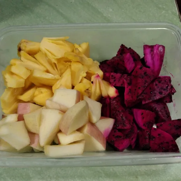 Potong-potong sesuai selera buah naga, nanas dan apel. Sisihkan.