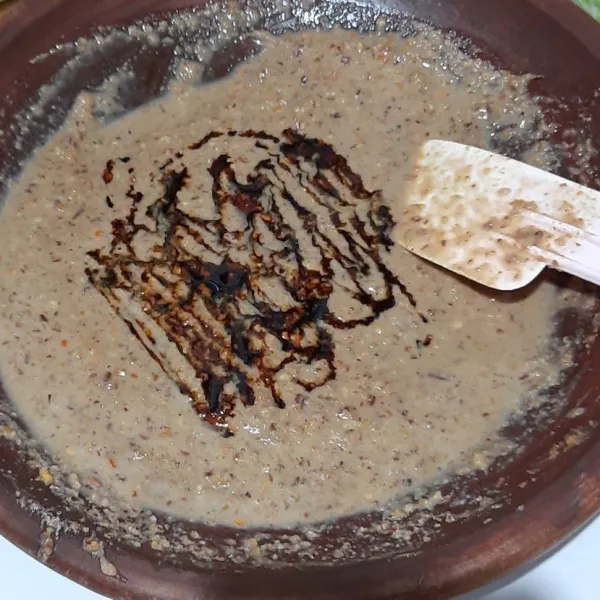 Tambahkan kecap manis, koreksi rasa.