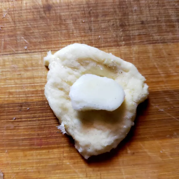 Sisa adonan bagi menjadi 20 bagian dan isi dengan keju mozarella. Bulatkan 20 bagian sangat kecil untuk telinga beruang.