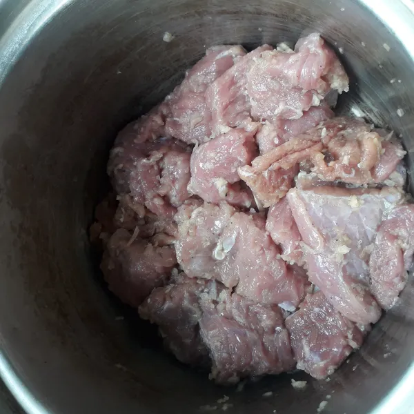 Potong daging sesuai serat, cuci bersih, lalu marinasi dengan bawang putih halus, secukupnya merica bubuk dan garam, diamkan 10 menit.