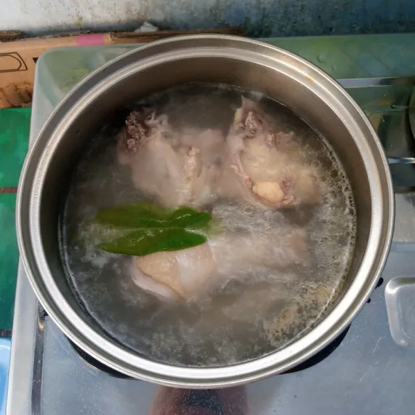 Siapkan ayam. Rebus  bersama daun salam dan garam sampai matang. Angkat dan suwir-suwir.