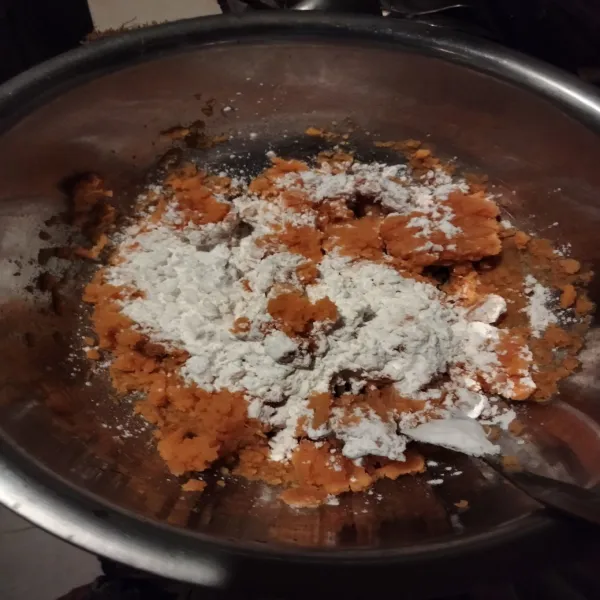 Kukus ubi hingga matang, haluskan dengan garpu. Tambahkan tepung tapioka dan garam.