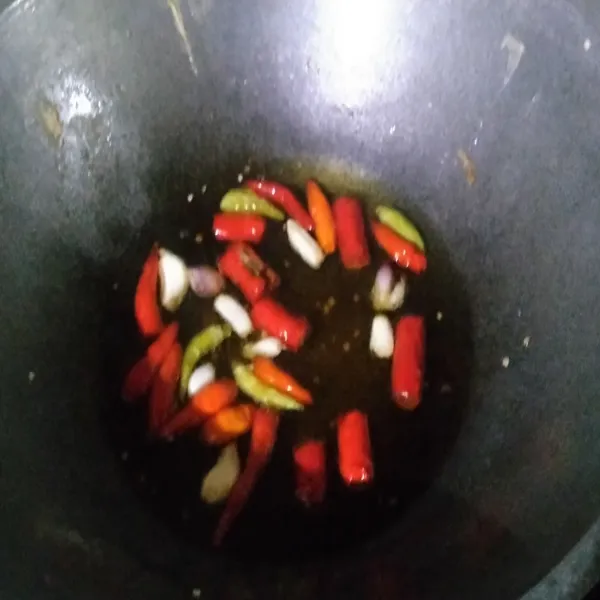 Goreng cabe rawit, bawang putih dan merah yang untuk sambal.