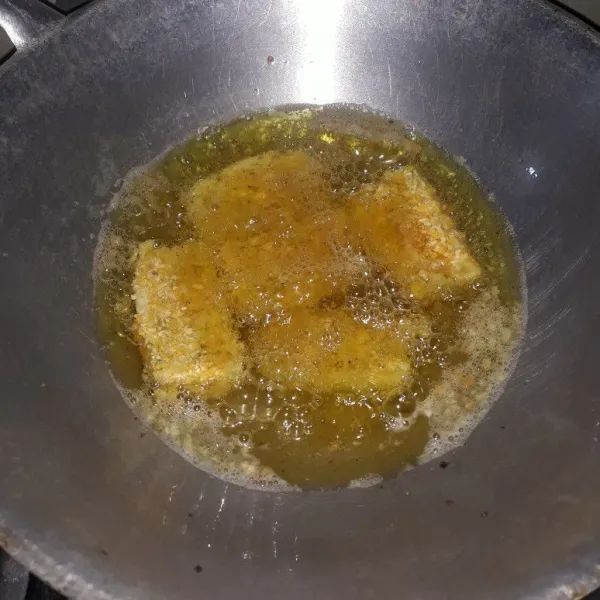 Panaskan minyak lalu goreng nuget sampai matang berwarna kuning keemasan. Siap disajikan.