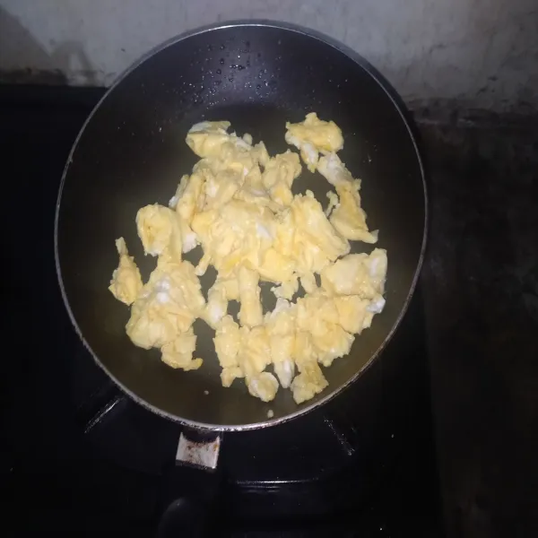 Panaskan minyak, masukkan telur orak arik hingga matang kemudian goreng bakso sampai setengah kering. Angkat dan tiriskan.