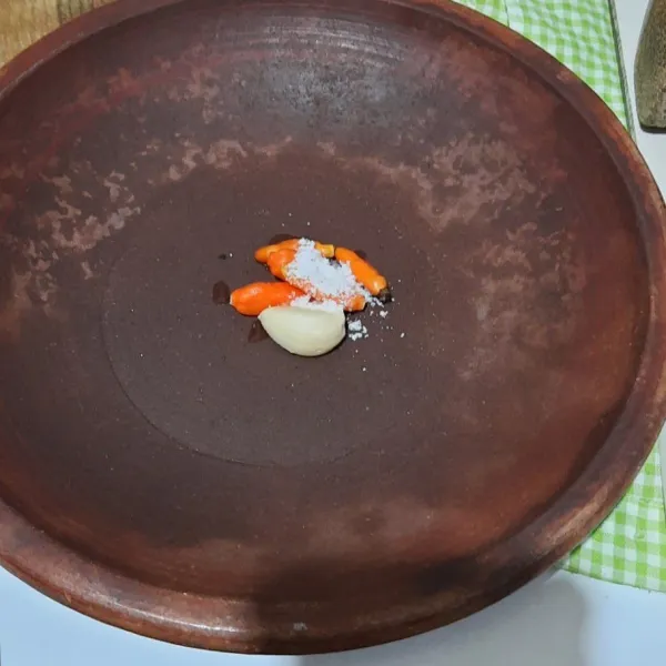 Haluskan cabe, bawang putih dan garam.