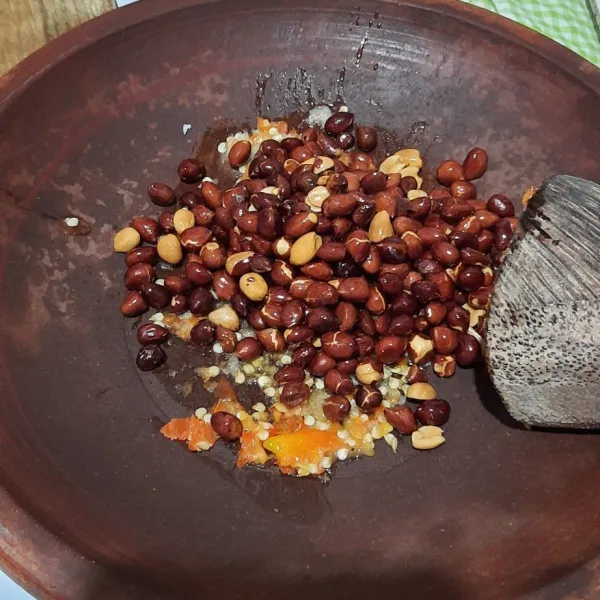 Tambahkan kacang dan air, tuang sedikit demi sedikit.