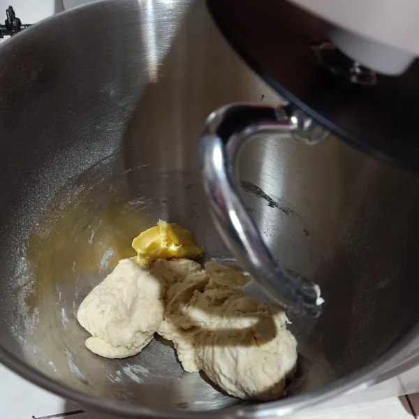 Matikan mixer, masukkan margarin dan garam, mikser kembali sampai kalis elastis. Gunakan kecepatan mixer bertahap dari 1-3.