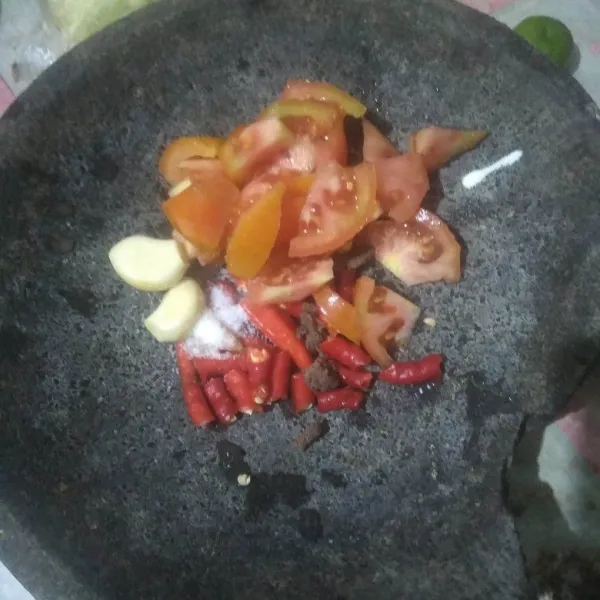 Haluskan bawang putih, tomat, cabai, terasi dan garam.