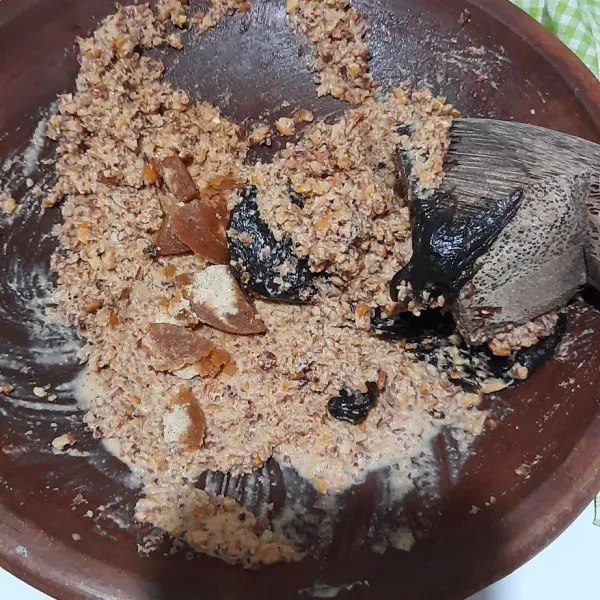 Tambahkan gula merah dan petis, ulek rata.