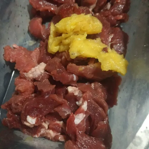 Daging diremas sebentar (2 menit) dengan parutan nanas. Kemudian dibilas.