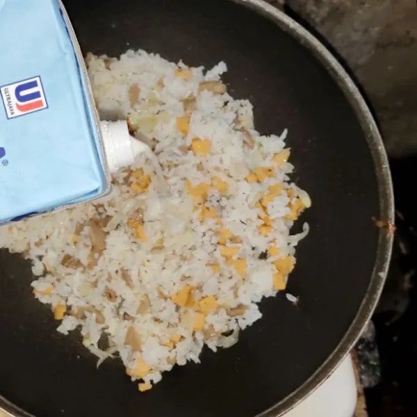 Masukkan nasi garam, merica, dan oregano. Aduk rata kemudian tambahkan susu, masak hingga agak kering. Matikan kompor.