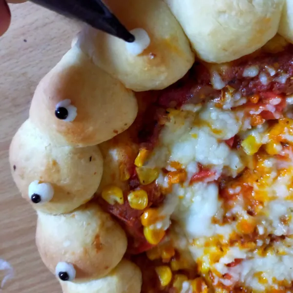 Lelehkan coklat masak untuk menghias mata dan mulut beruang. Untuk mata bagian putih saya memakai keju mozarella. Mix and fun pizza siap dinikmati.