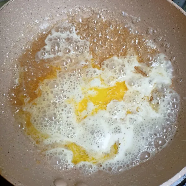 Setelah gula larut dan karamel terbentuk, masukkan margarin dan susu, aduk hingga tercampur rata.