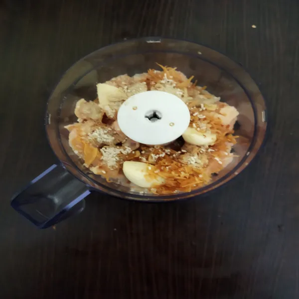Blender daging ayam dan udang dengan bawang putih, bawang merah goreng, kaldu bubuk, merica dan kaldu jamur.