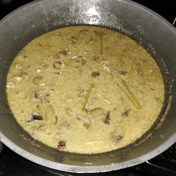 Tambahkan garam, gula kaldu, merica dan sereh, aduk rata.