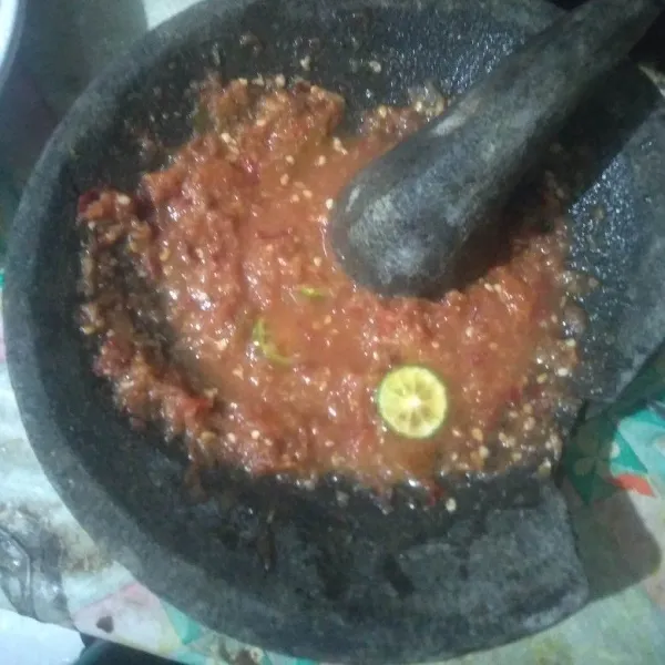 Beri irisan limau, aduk rata.