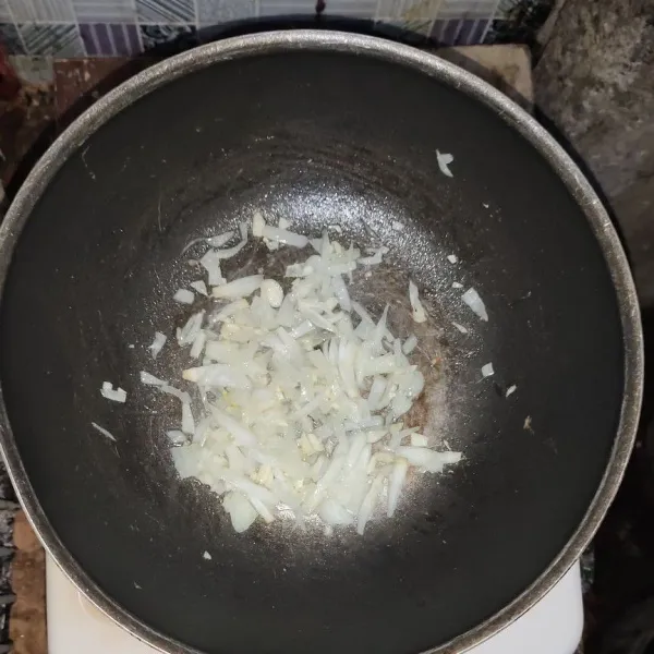 Tumis bawang bombay dan bawang putih hingga harum.