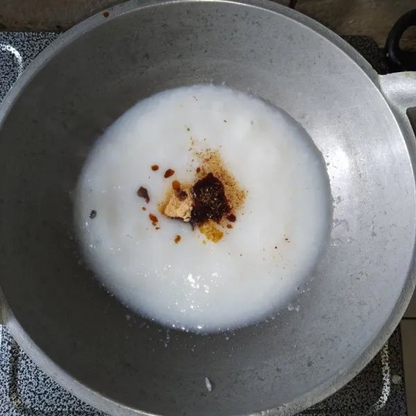 Masukkan kaldu bubuk, bubuk kari, chili oil, cabe bubuk, garam dan penyedap rasa.