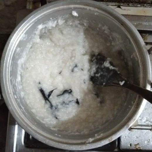 Masak bubur hingga air menyusut dan beras mengembang seperti ini.