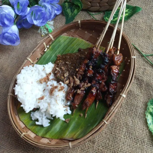 Tata nasi dalam piring, beri sate, bumbu kacang dan taburan bawang goreng. Hidangkan.