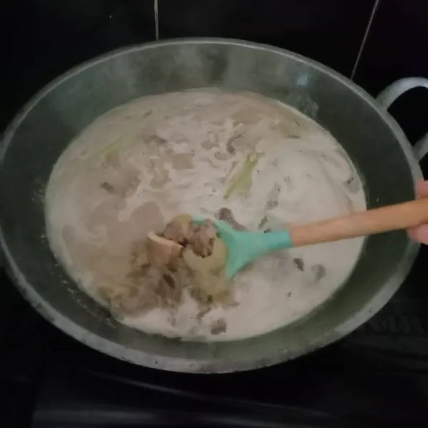 Masukkan susu cair, daging dan jeroan, aduk rata. Tambahkan bunga lawang, cengkeh dan kayu manis, aduk rata.