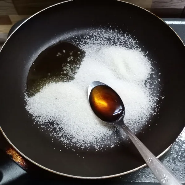 Masukkan gula pasir, minyak zaiutin, dan madu ke dalam teflon.