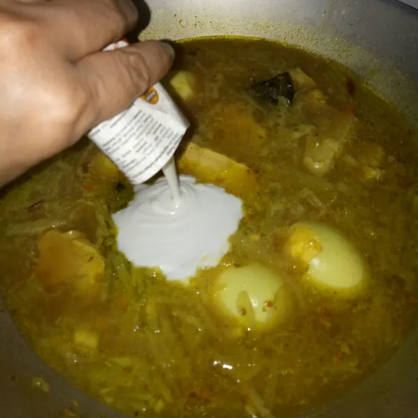 Masukkan santan, aduk hingga mendidih sebentar. Sajikan dengan lontong.