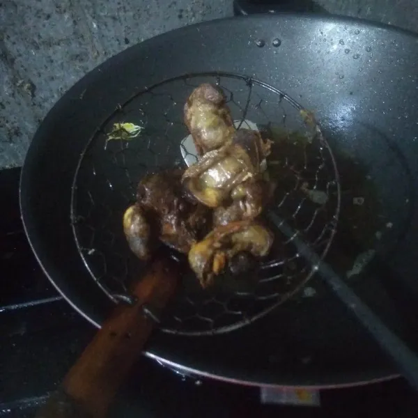 Goreng ati dan ampela hingga matang, angkat dan tiriskan.